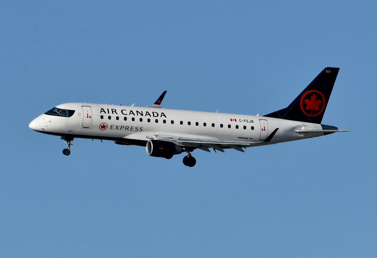 Air Canada E175 Banking
