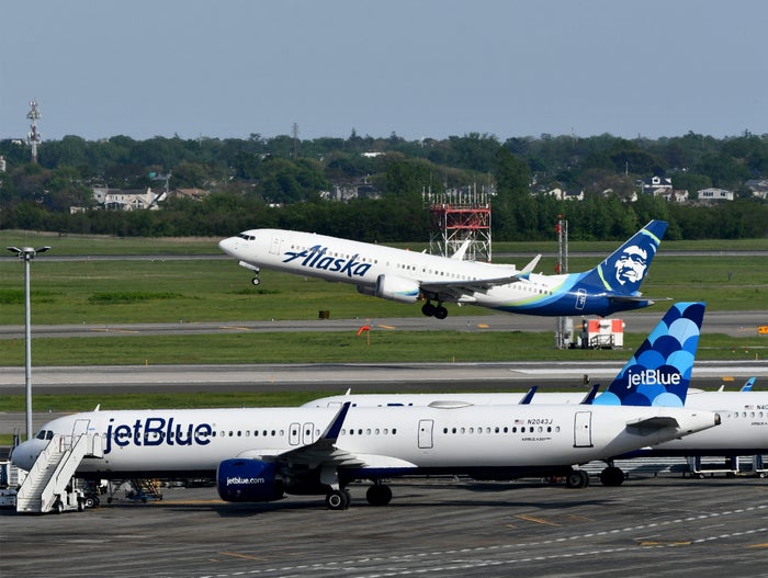 JetBlue Airways Review – Amenities, Baggage Fees, Seats, Customer Service & More