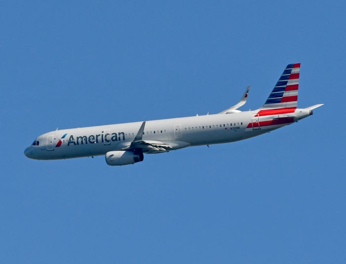 American Airlines A319 Taxiing American Airlines A321neo Banking