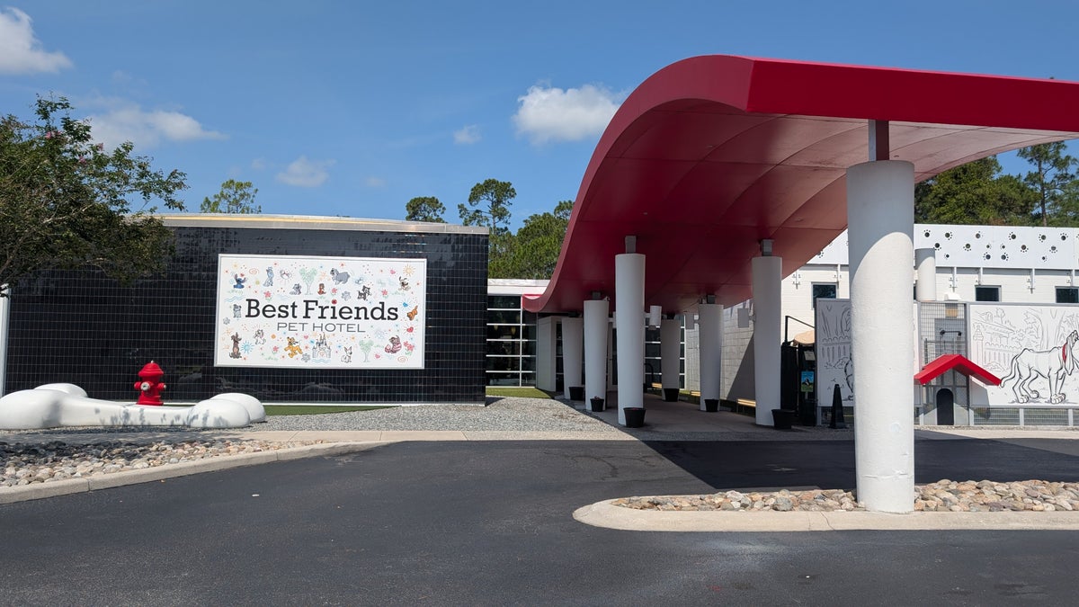 Best Friends Pet Hotel Orlando themed entrance