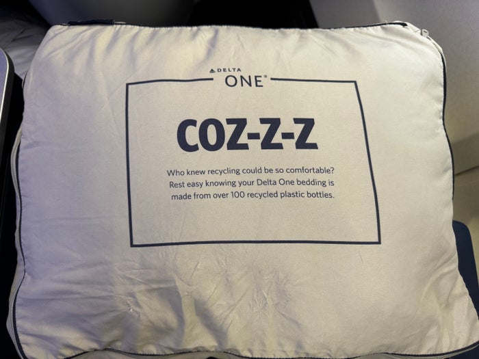 Delta One B757 200 LAX BOS bedding Delta One B757 200 LAX BOS bedding