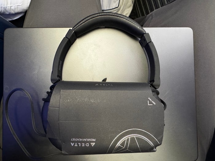 Delta One B757 200 LAX BOS headset Delta One B757 200 LAX BOS headset