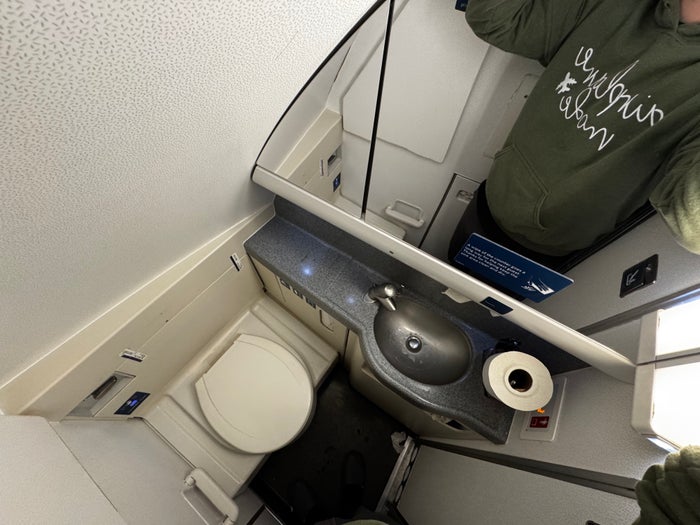 Delta One B757 200 LAX BOS lavatory Delta One B757 200 LAX BOS lavatory