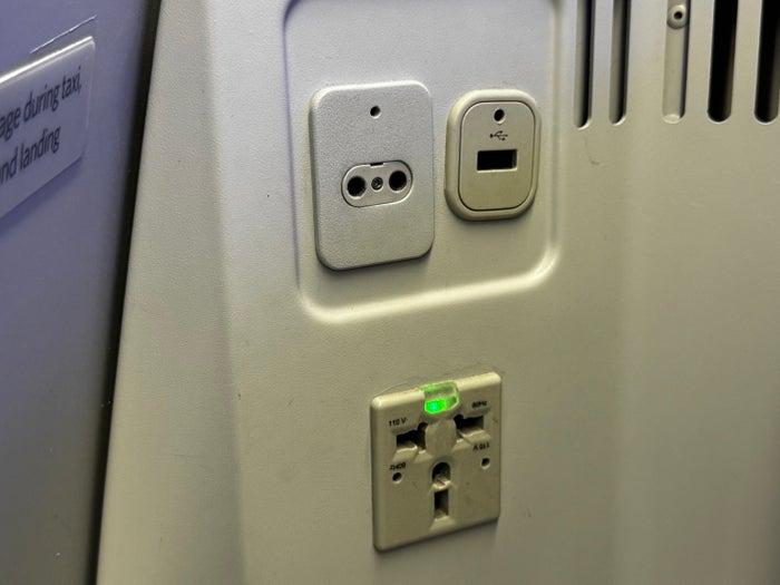 Delta One B757 200 LAX BOS outlets Delta One B757 200 LAX BOS outlets