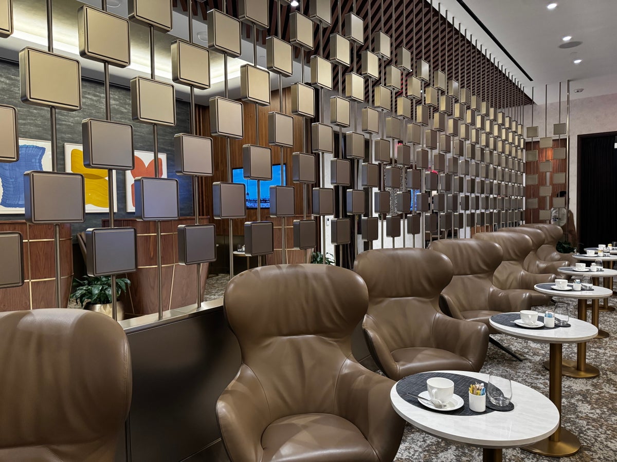 What It’s Like To Spend a Morning at the Delta One Lounge LAX