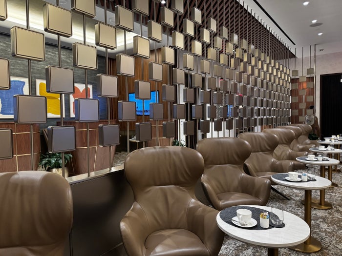 What It’s Like To Spend a Morning at the Delta One Lounge LAX