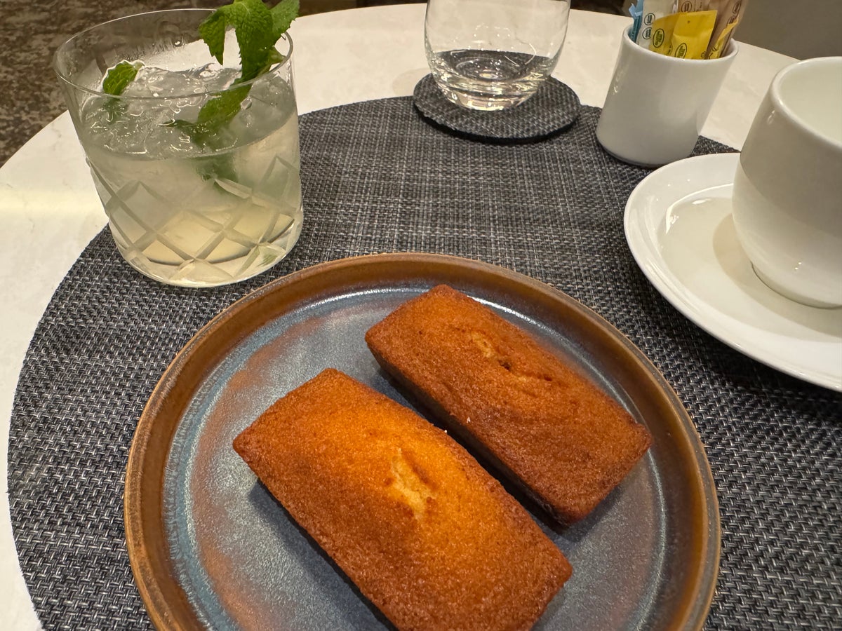 Delta One Lounge LAX coconut loaf mojito