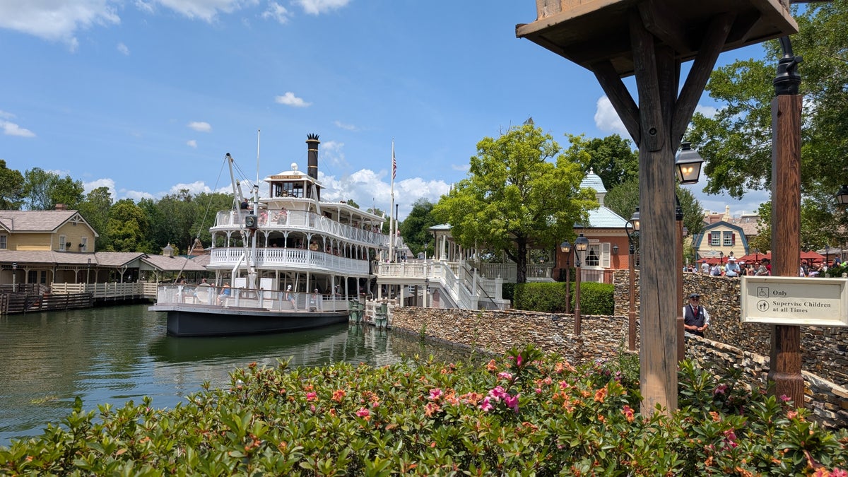 Disney World Magic Kingdom Rivers of America Liberty Belle