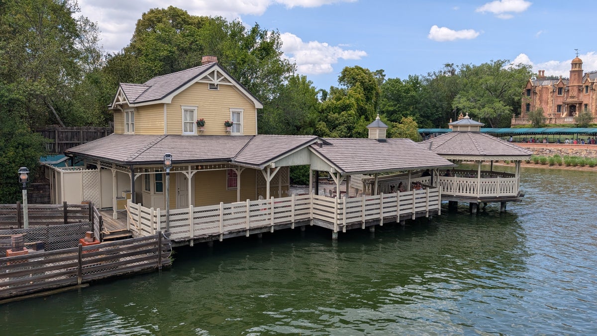 Disney World Magic Kingdom Tom Sawyer Island Aunt Pollys Refreshments
