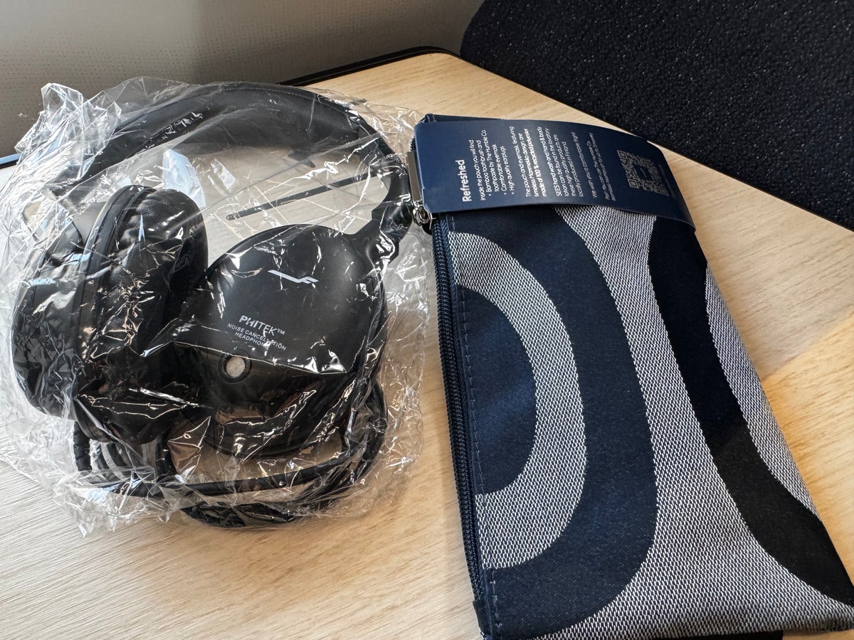 Finnair A350XWB business class headphones amenity kit