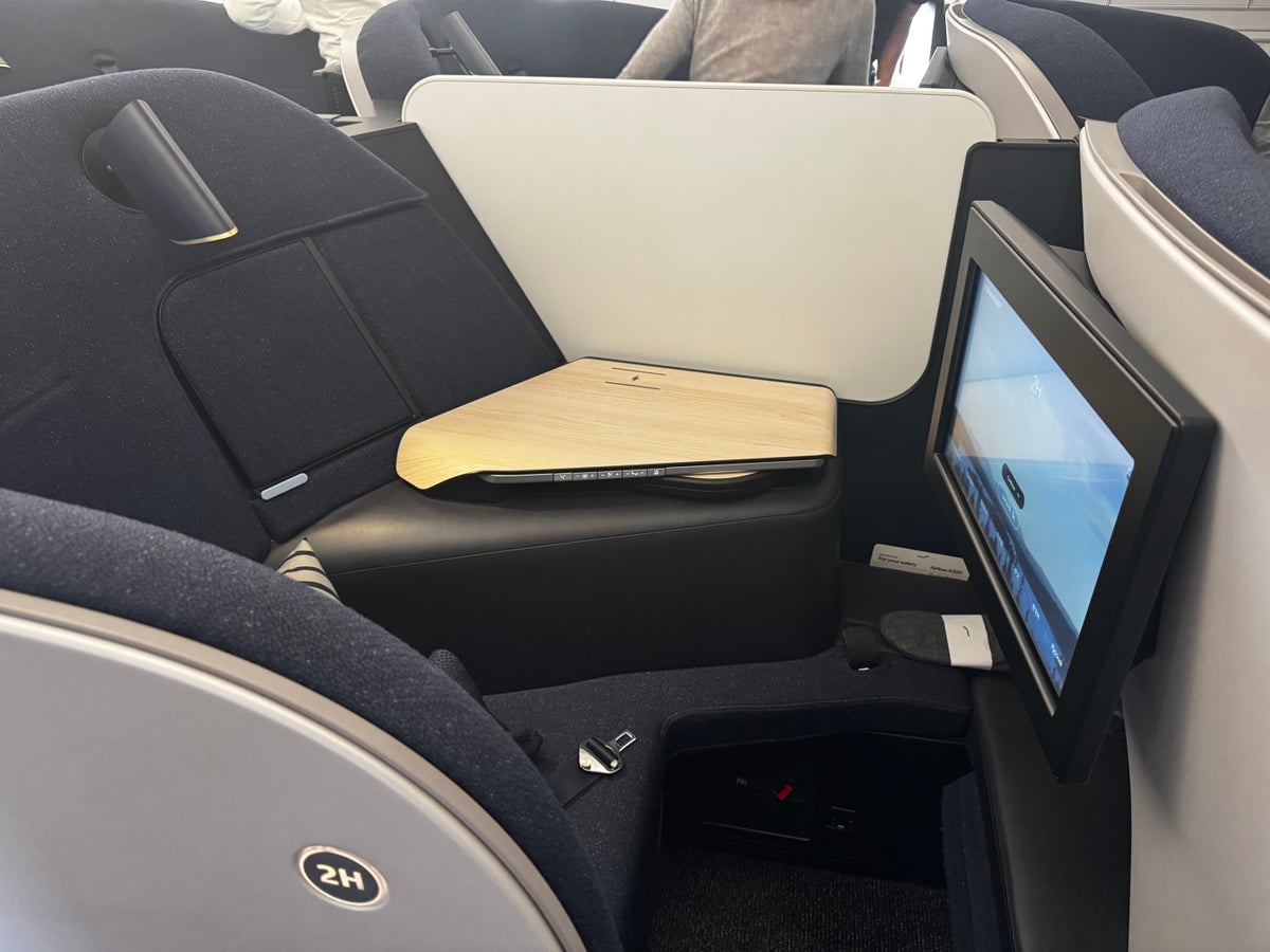 Finnair A350XWB business class middle seats divider