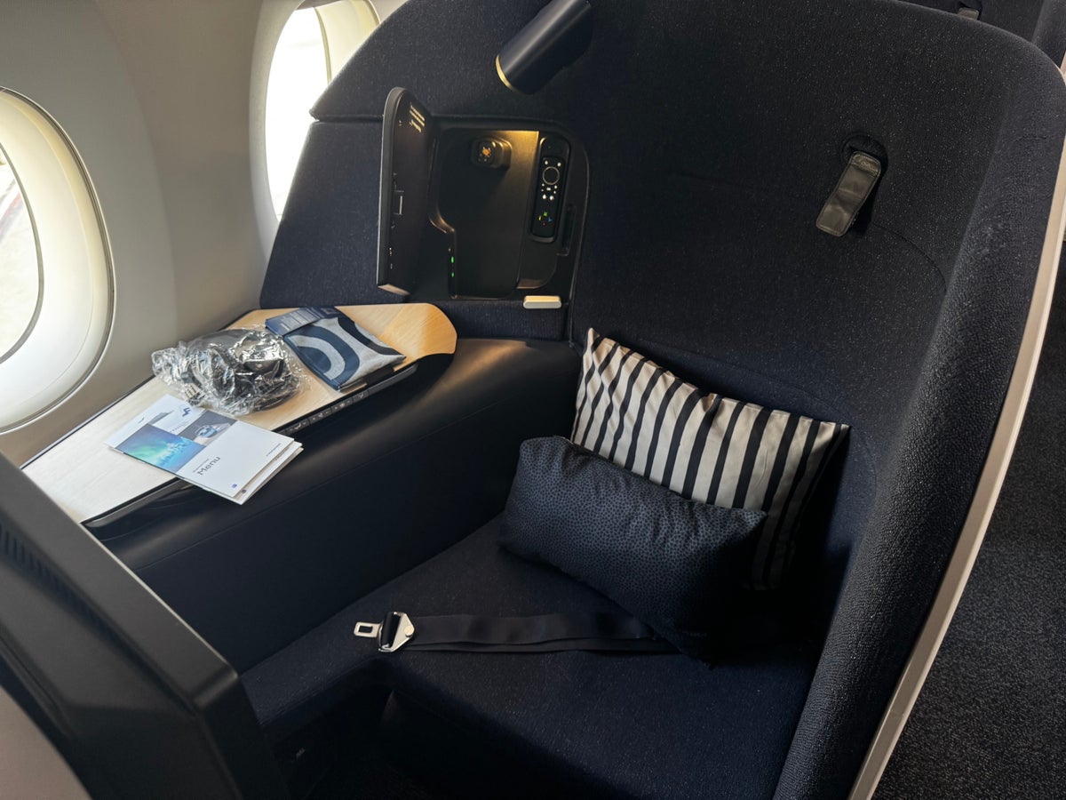 Finnair A350XWB business class seat 2L angle