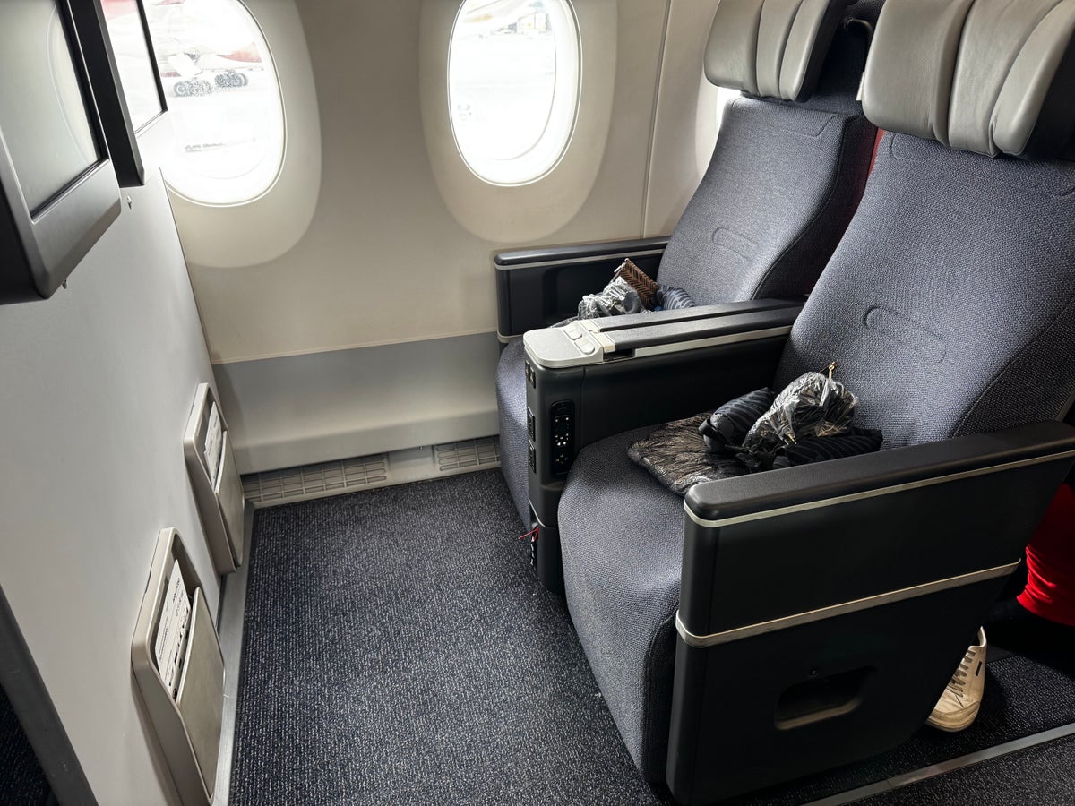 Finnair Airbus A350-900 Premium Economy Class Review [HEL to LAX]