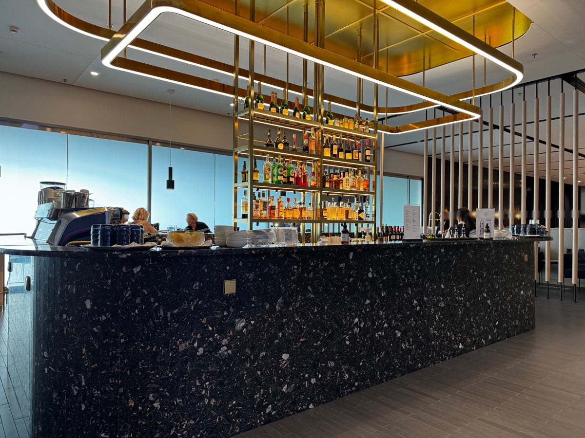 Finnair Lounge Helsinki HEL Non Schengen Platinum Wing bar blurred