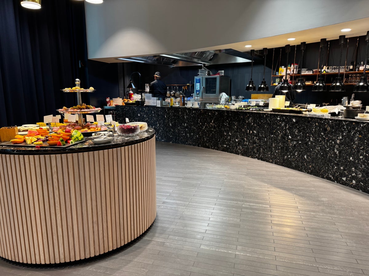 Finnair Lounge Helsinki HEL Non Schengen Platinum Wing buffet