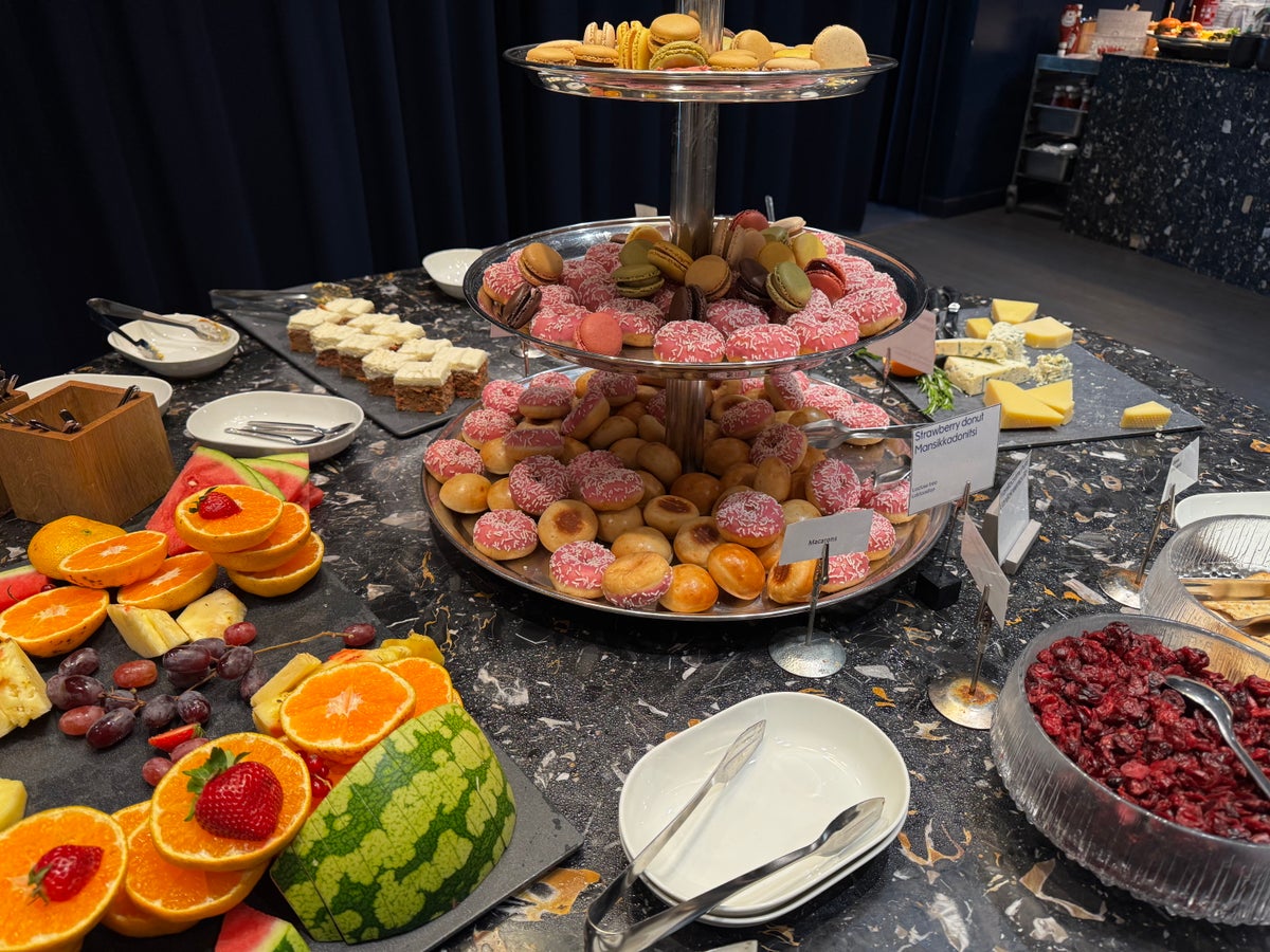 Finnair Lounge Helsinki HEL Non Schengen Platinum Wing desserts