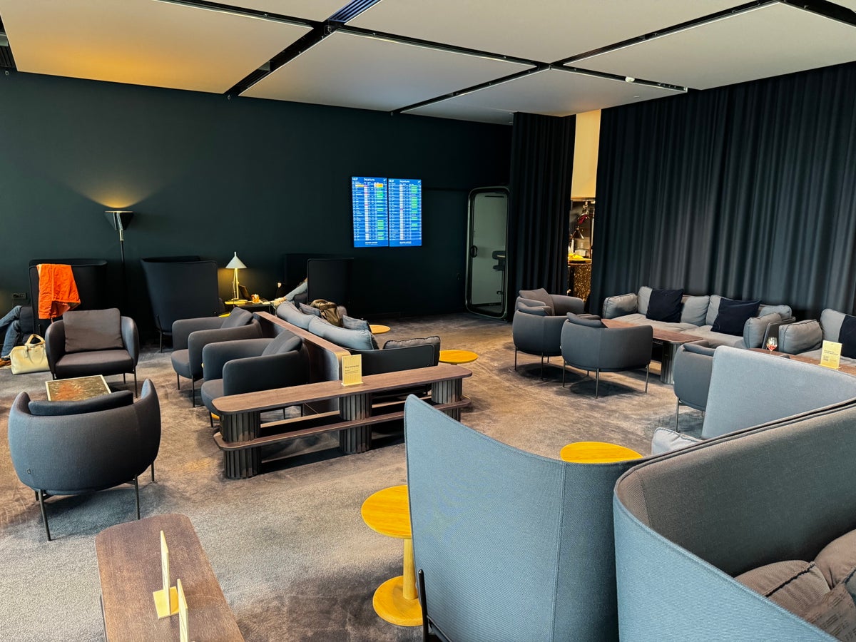 Finnair Lounge Helsinki HEL Non Schengen Platinum Wing living room angle