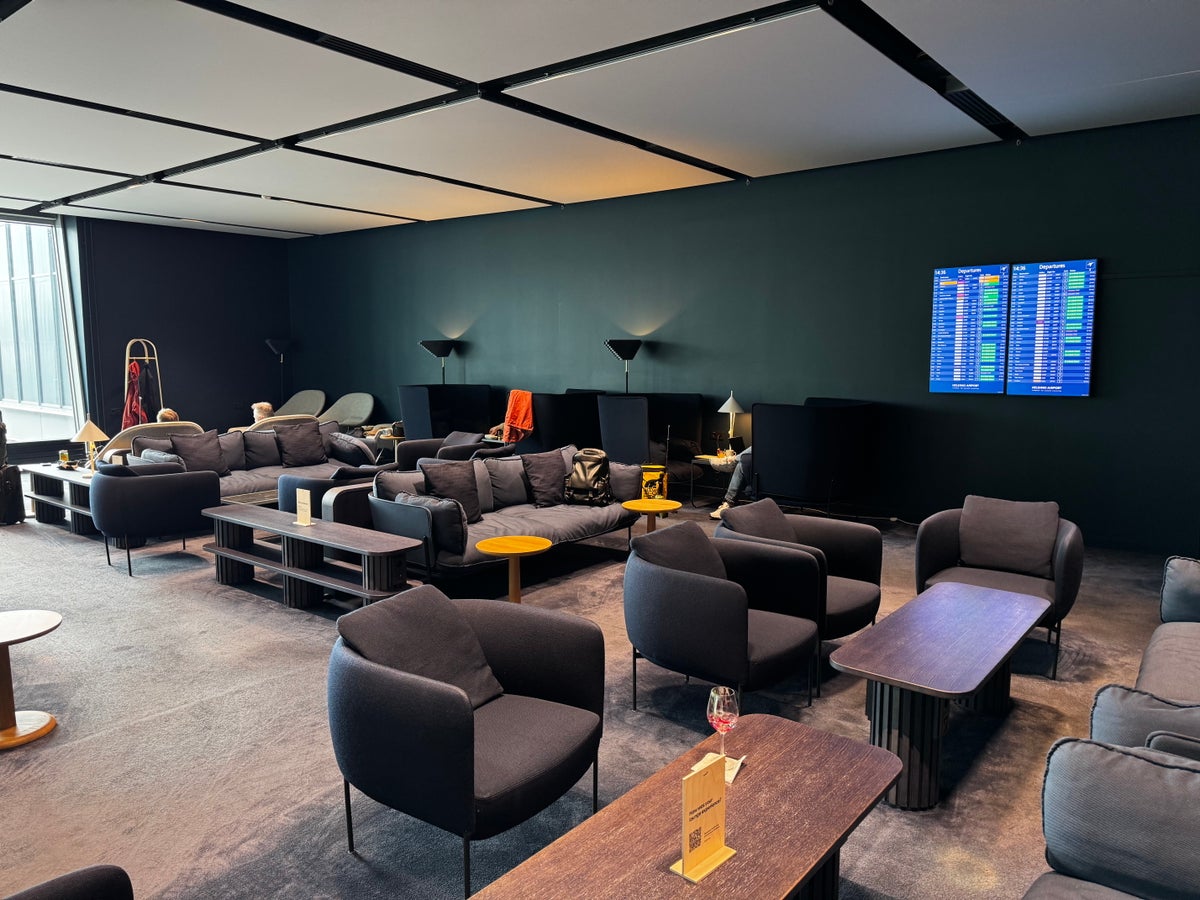 Finnair Lounge Helsinki HEL Non Schengen Platinum Wing living room