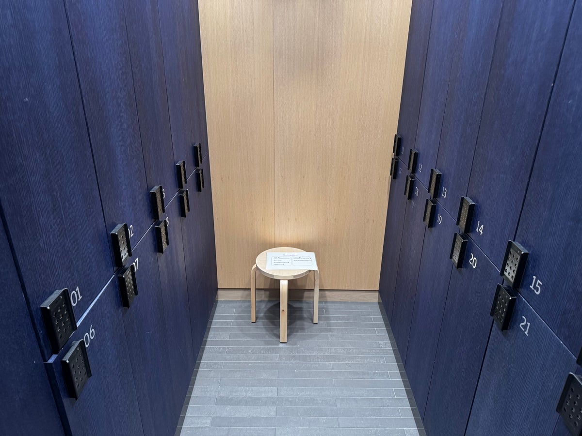 Finnair Lounge Helsinki HEL Non Schengen Platinum Wing luggage storage