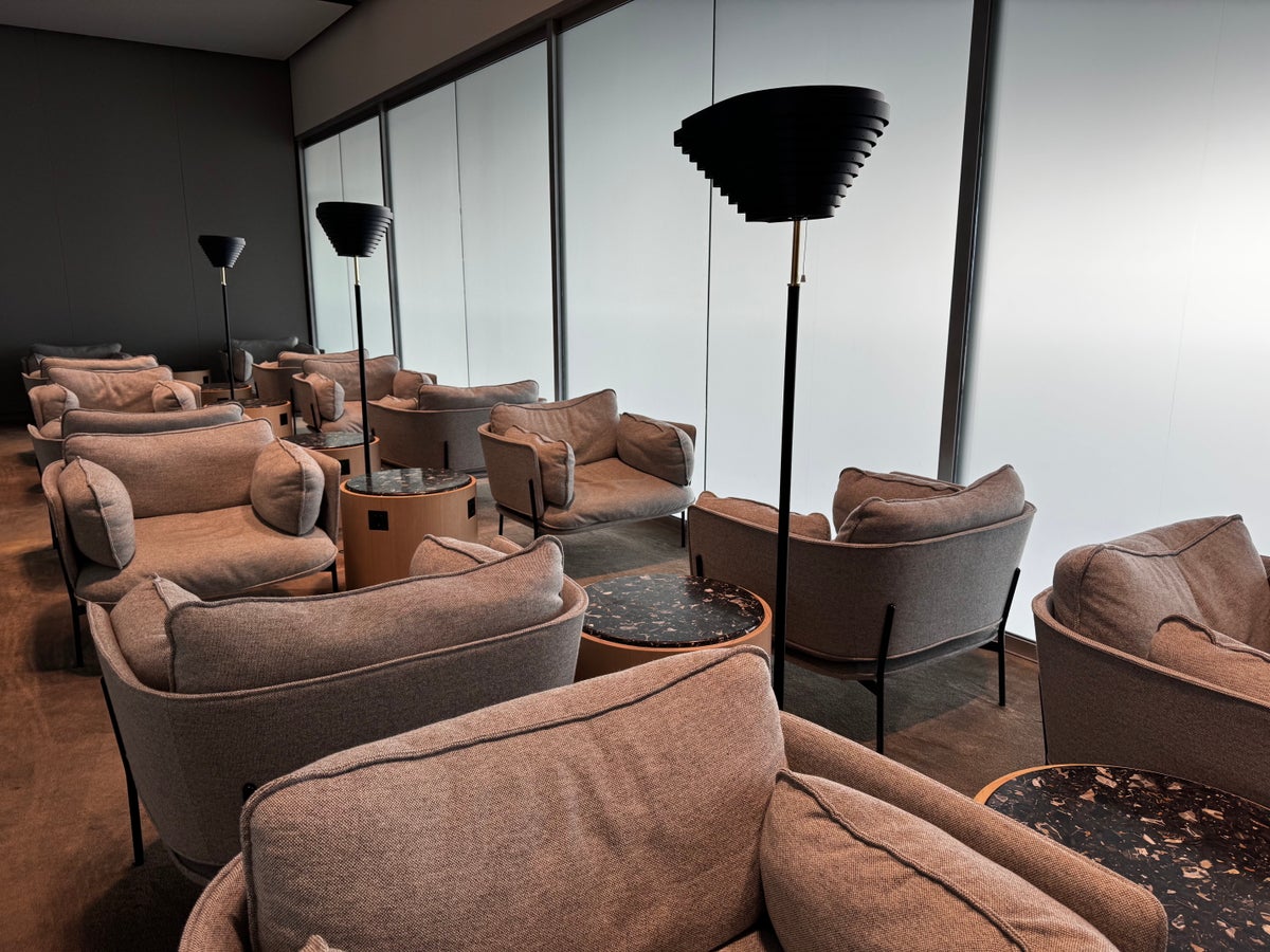 Finnair Lounge Helsinki HEL Non Schengen Platinum Wing rear seating
