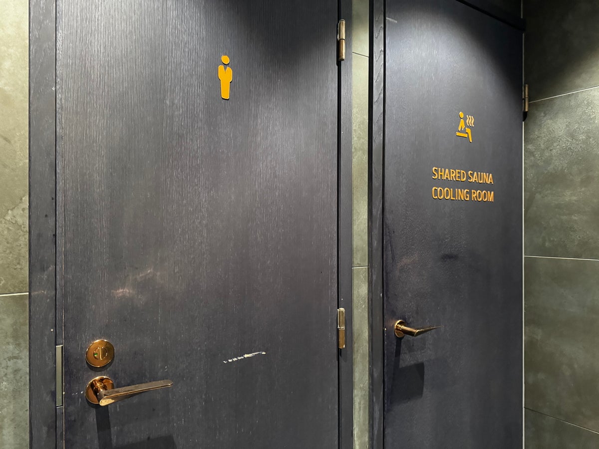 Finnair Lounge Helsinki HEL Non Schengen Platinum Wing sauna door