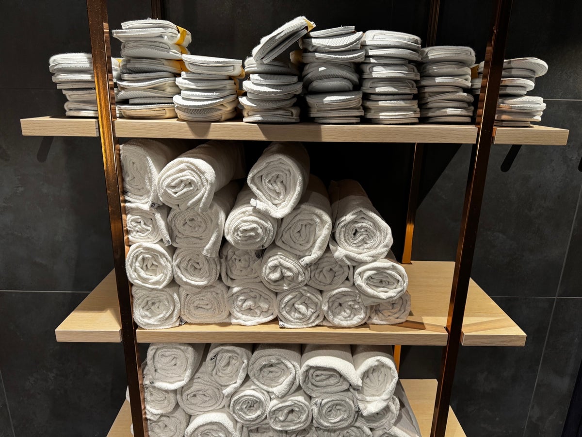 Finnair Lounge Helsinki HEL Non Schengen Platinum Wing sauna towels