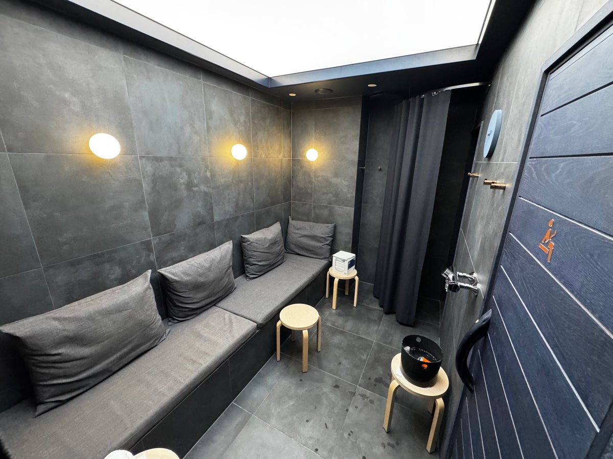 Finnair Lounge Helsinki HEL Non Schengen Platinum Wing sauna waiting room