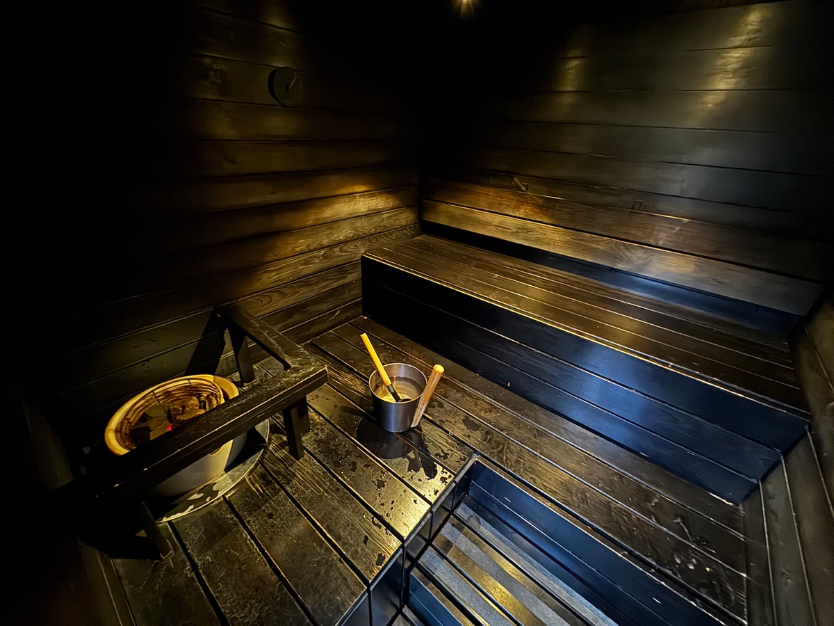 Finnair Lounge Helsinki HEL Non Schengen Platinum Wing sauna