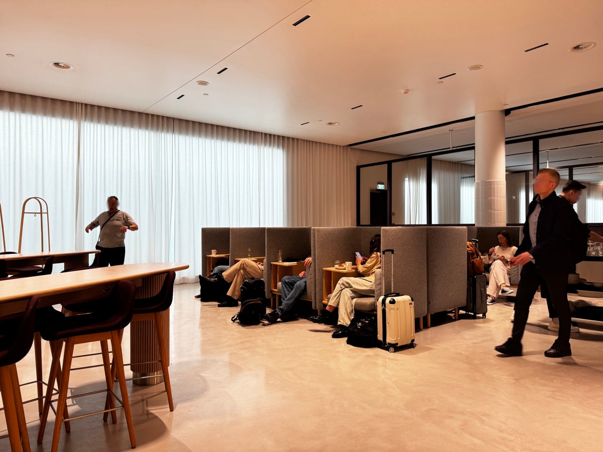 Finnair Lounge Helsinki HEL Non Schengen seating blurred version