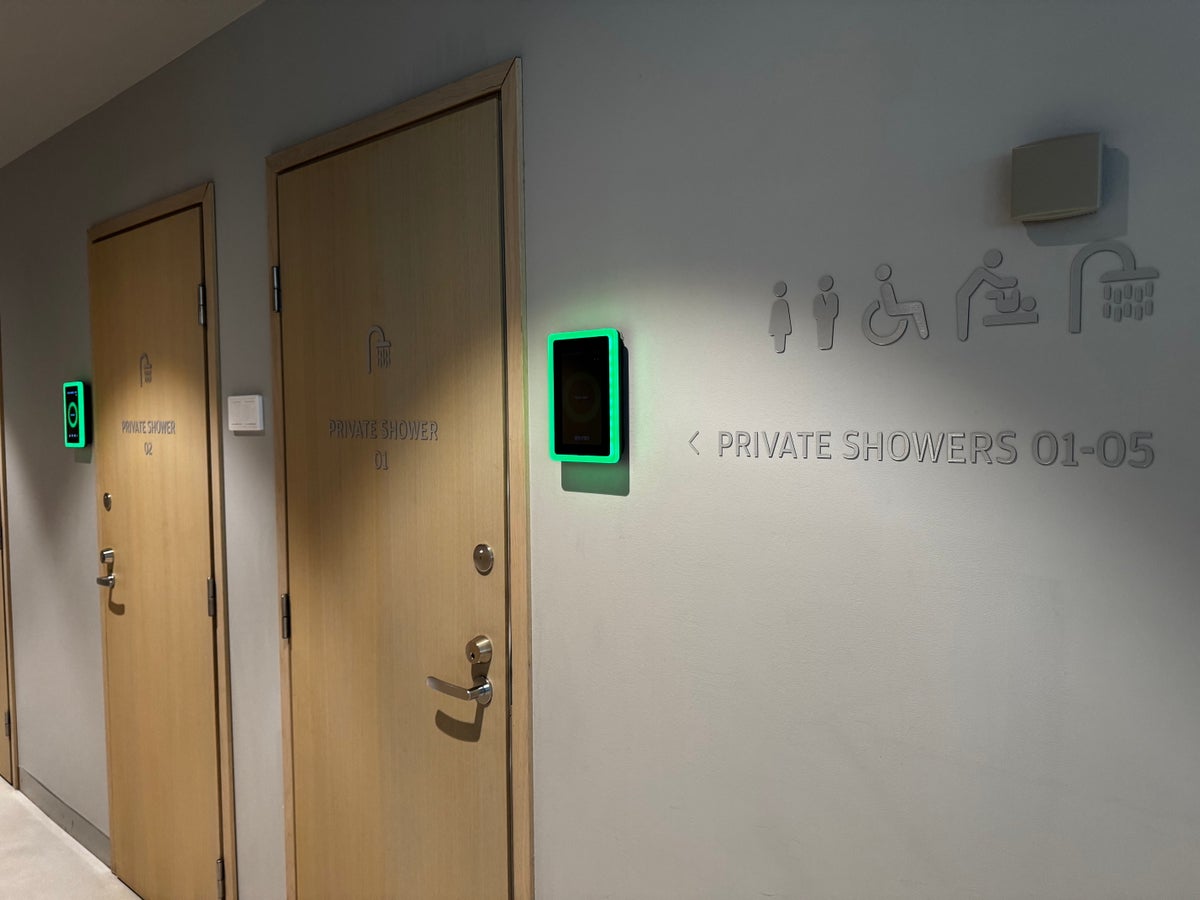 Finnair Lounge Helsinki HEL Non Schengen showers toilets