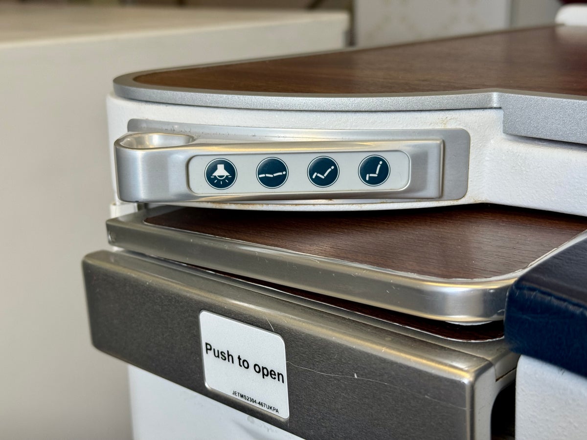 Global Airlines business class seat controls