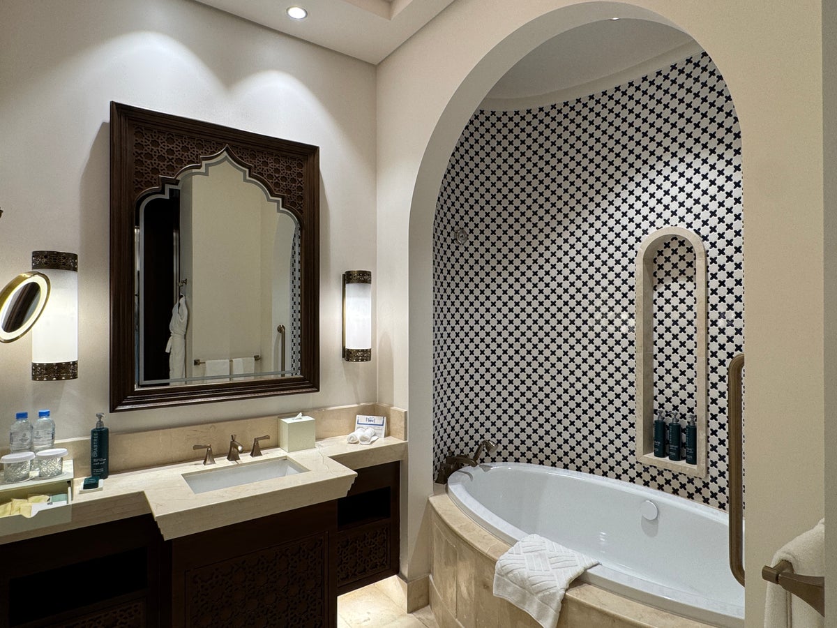 Hilton Salwa Beach Resort bathroom