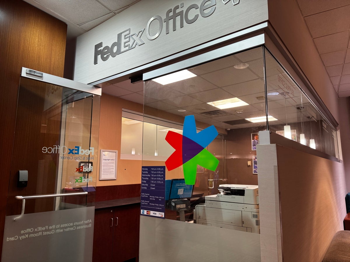 Hyatt Regency DFW FedEx Office