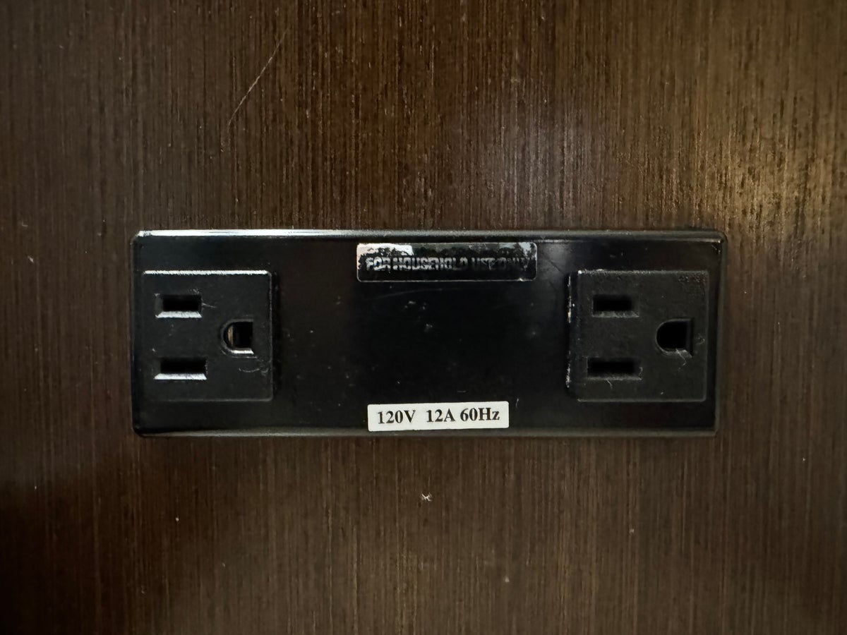 Hyatt Regency DFW bedroom outlets
