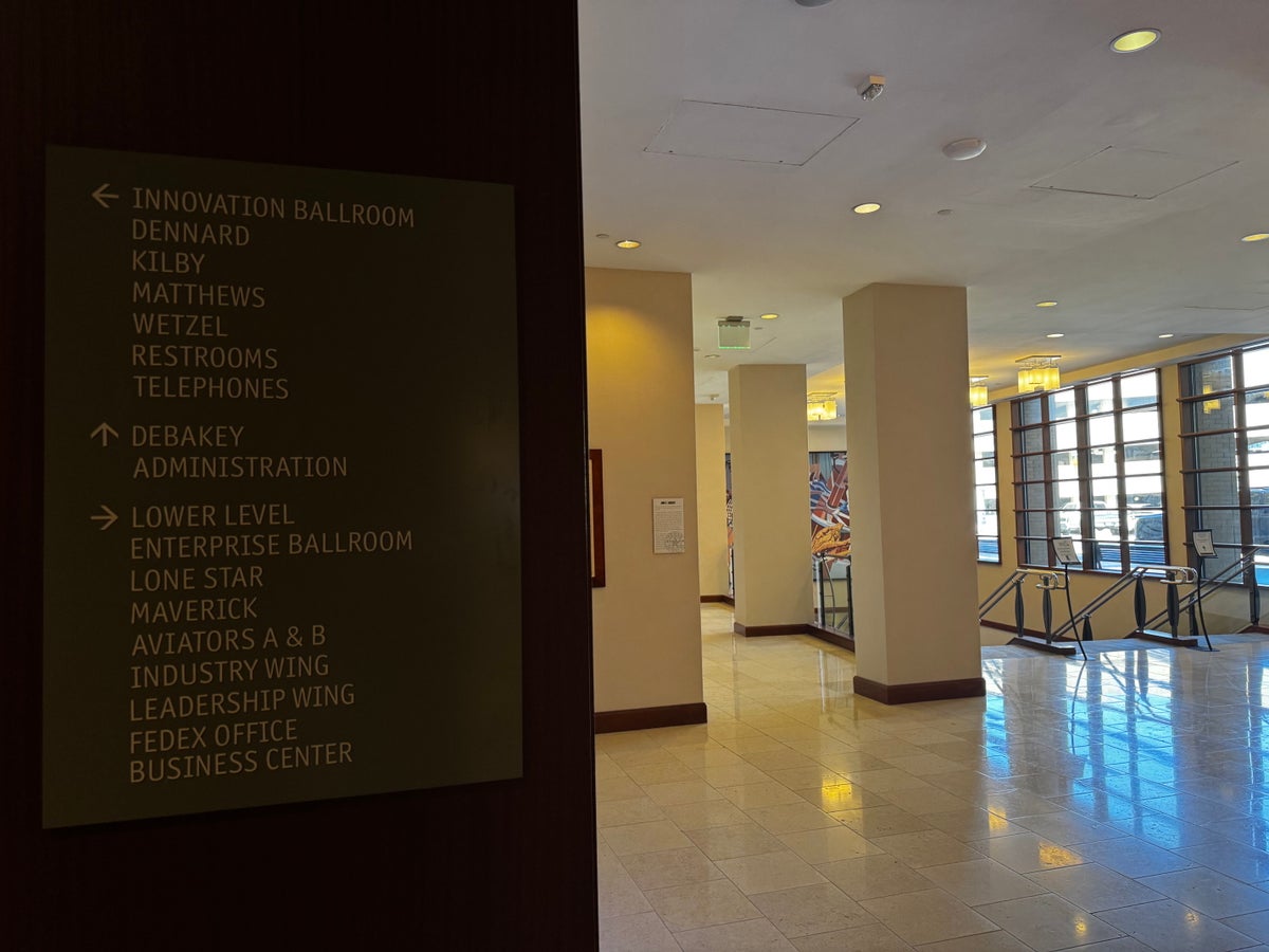 Hyatt Regency DFW directional signs