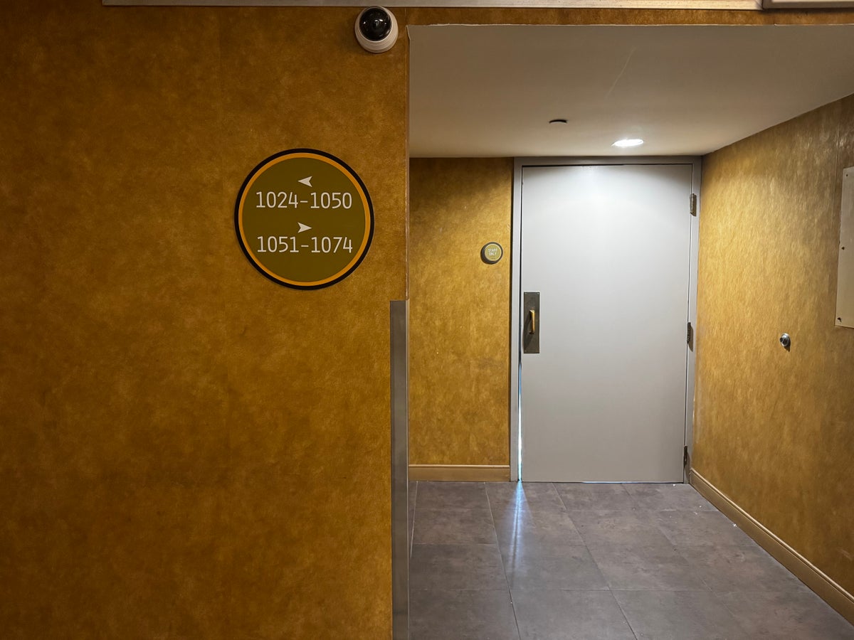 Hyatt Regency DFW hallway signs