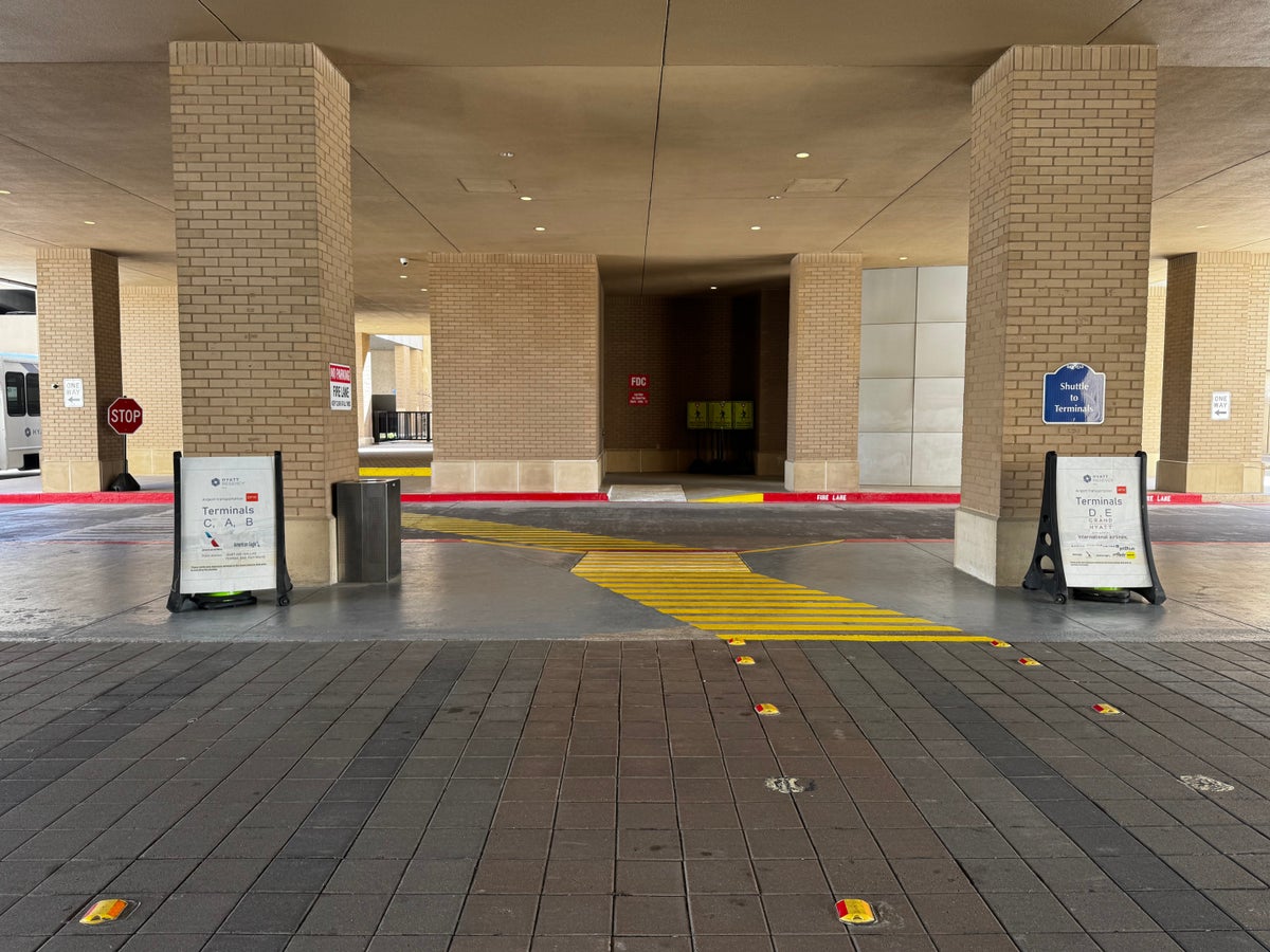 Hyatt Regency DFW shuttle pickup area