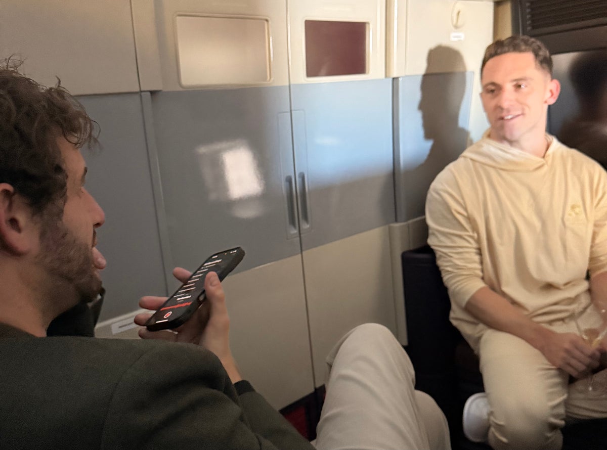 Global Airlines CEO Asquith talking to reporter