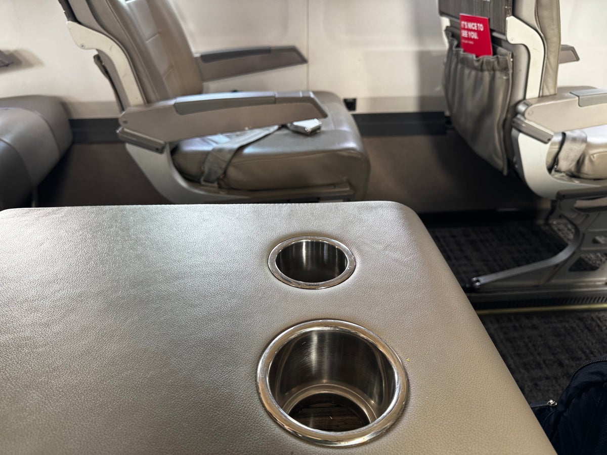 JSX E145 DAL SNA cup holders