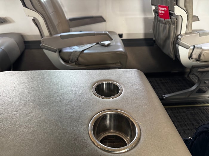 JSX E145 DAL SNA cup holders