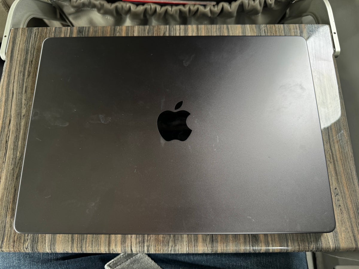 JSX E145 DAL SNA laptop on tray table