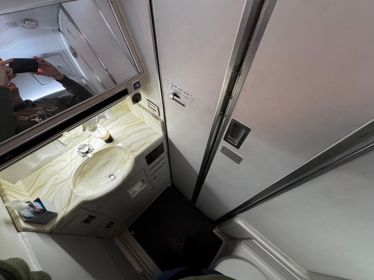 JSX E145 DAL SNA lavatory sink