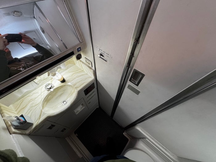 JSX E145 DAL SNA lavatory sink