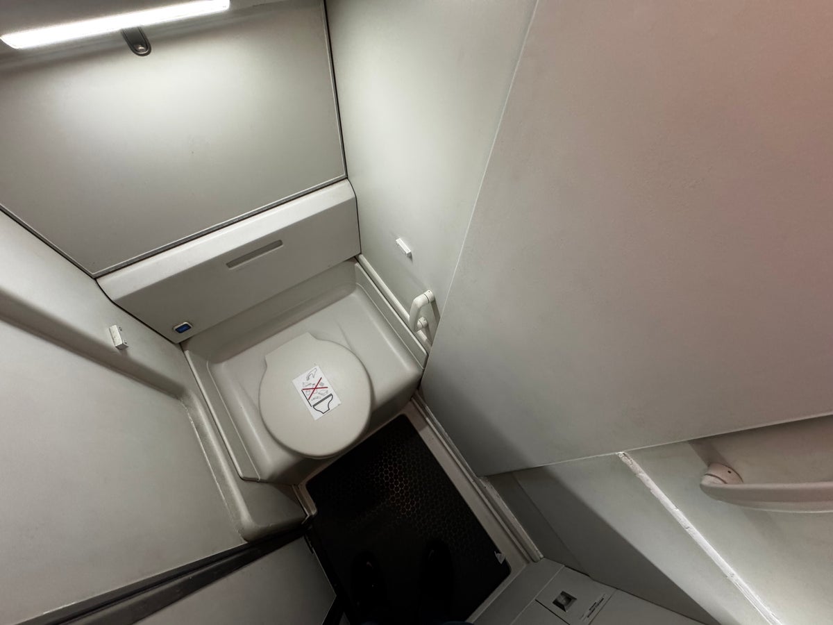 JSX E145 DAL SNA lavatory toilet