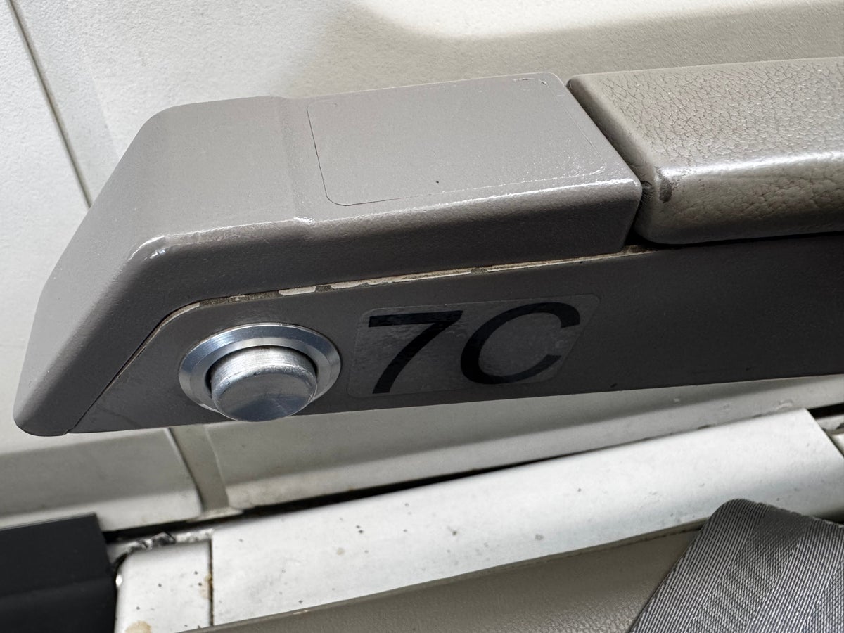 JSX E145 DAL SNA recline button seat number