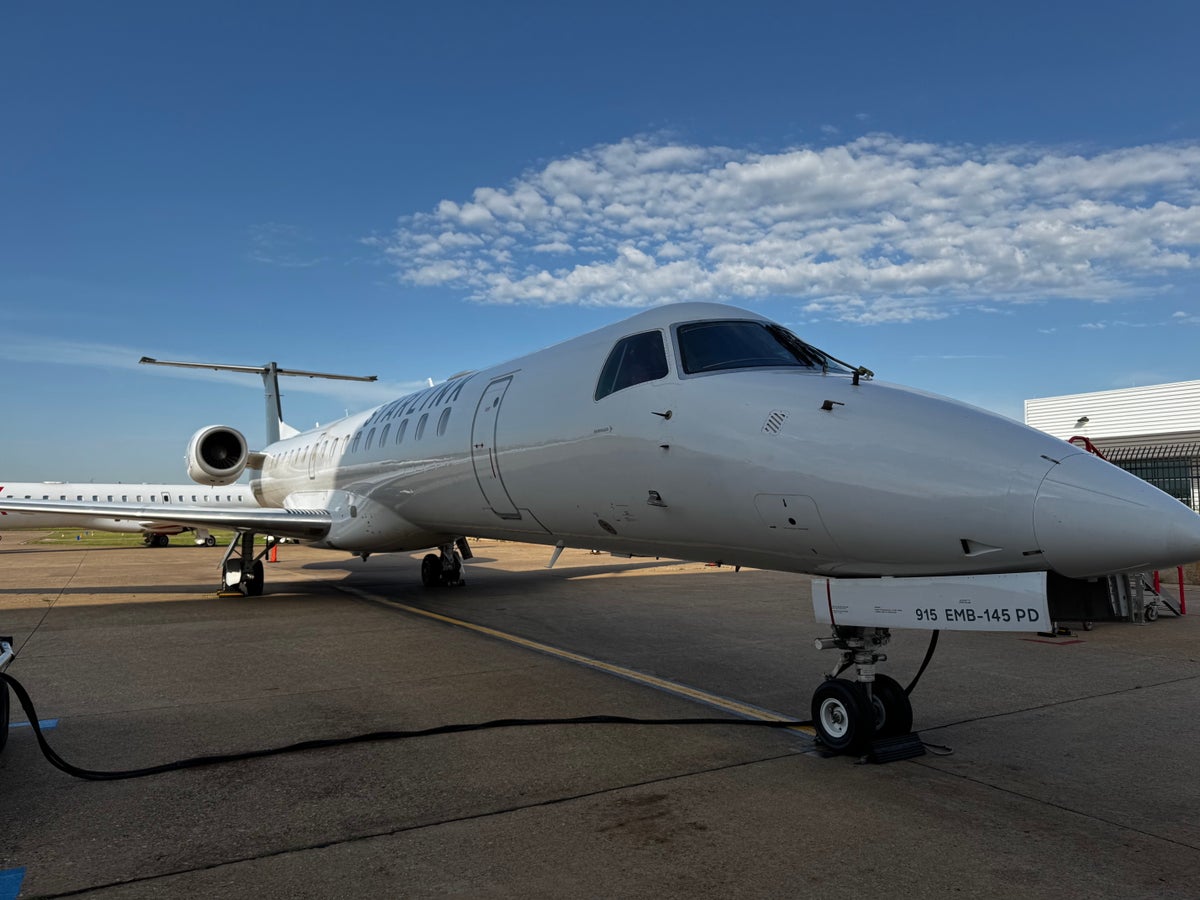JSX E145 with Starlink livery