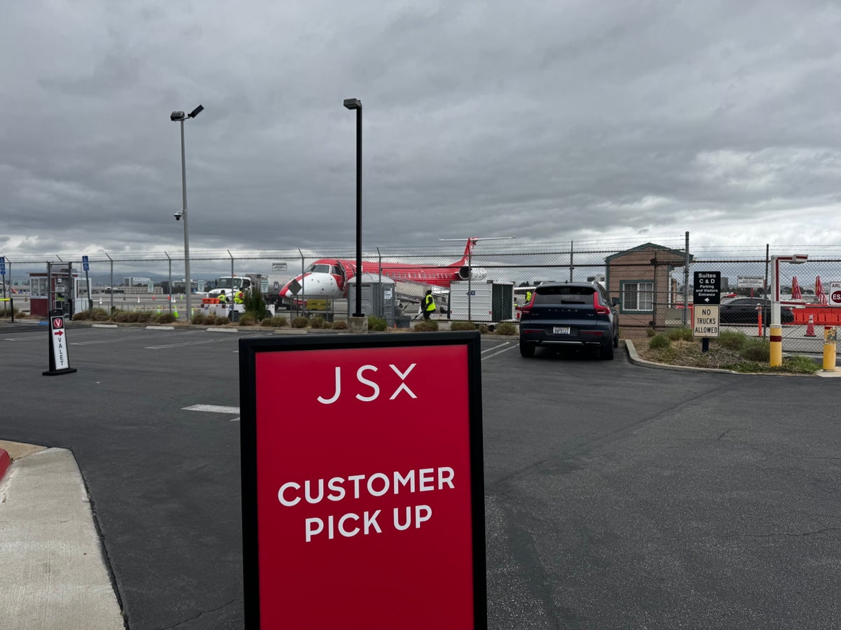 JSX customer pickup at SNA