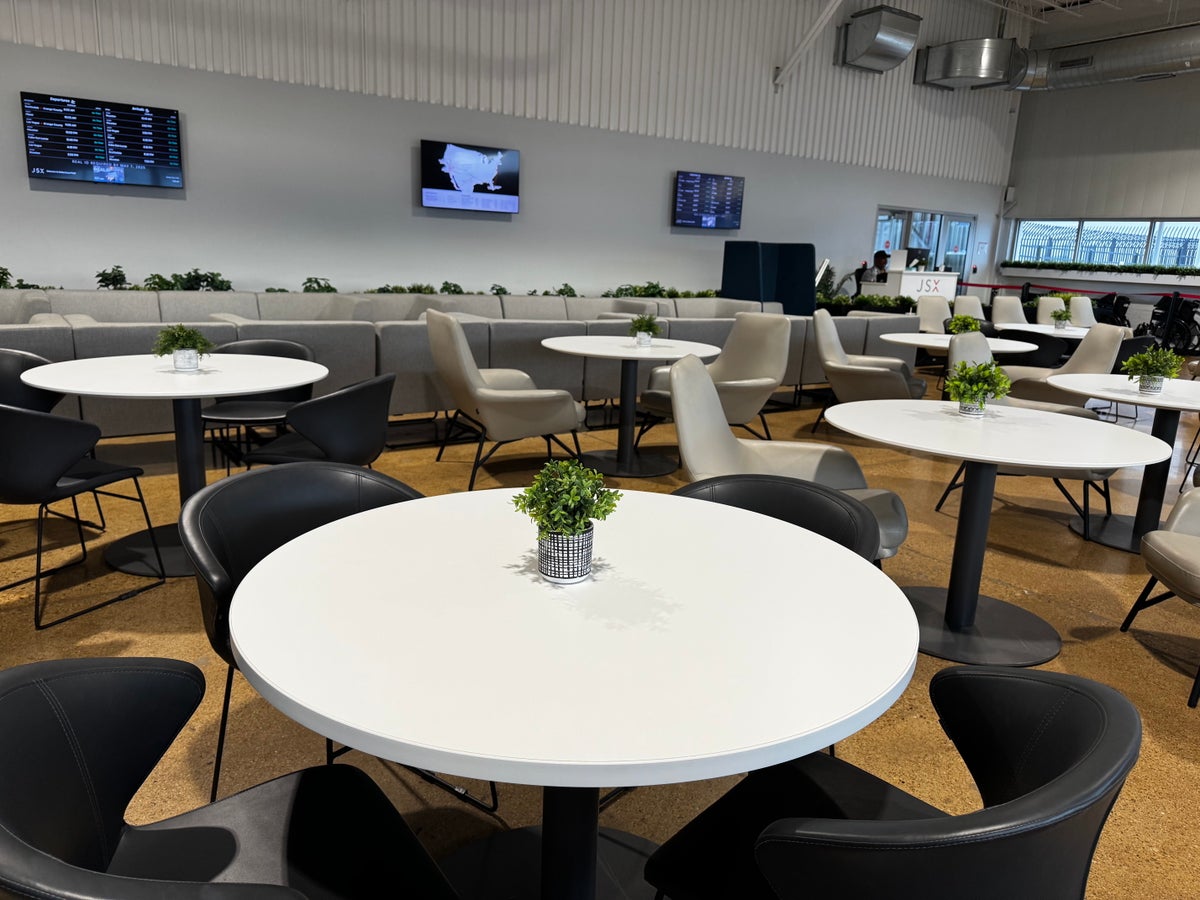 JSX lounge DAL central seating