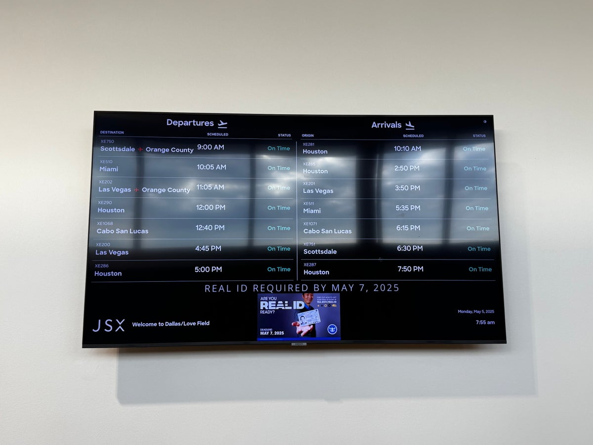 JSX lounge DAL departure boards