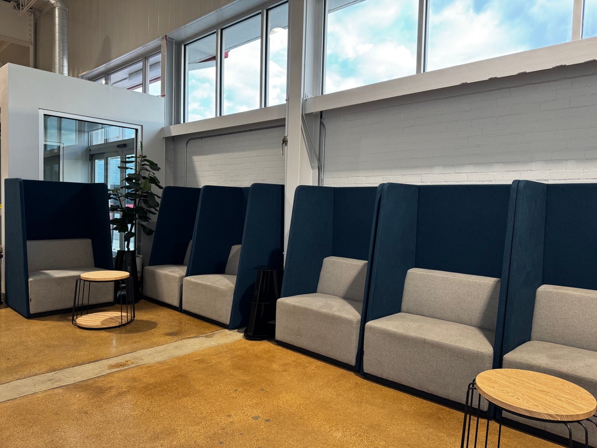 JSX lounge DAL pod seats